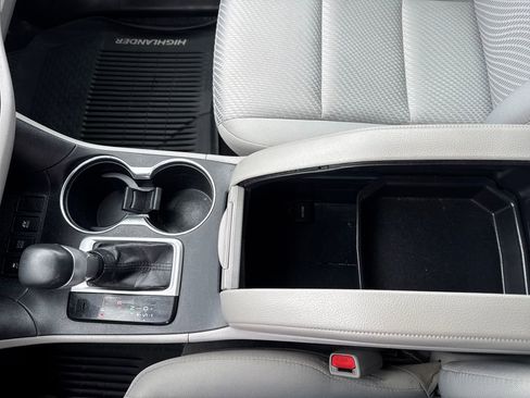 Used 2019 Toyota Highlander LE AWD/4WD image 23
