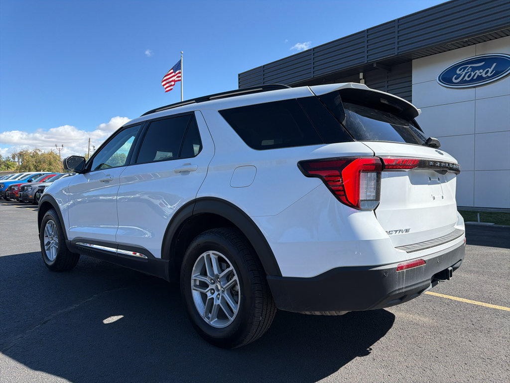 Used 2025 Ford Explorer Active AWD/4WD image 11