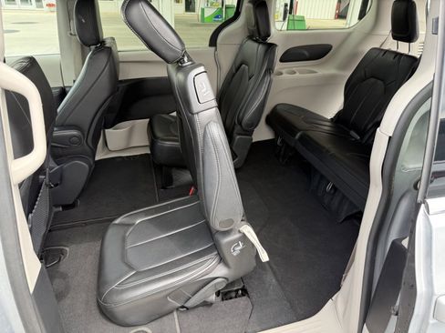 Used 2023 Chrysler Pacifica Touring-L FWD image 15
