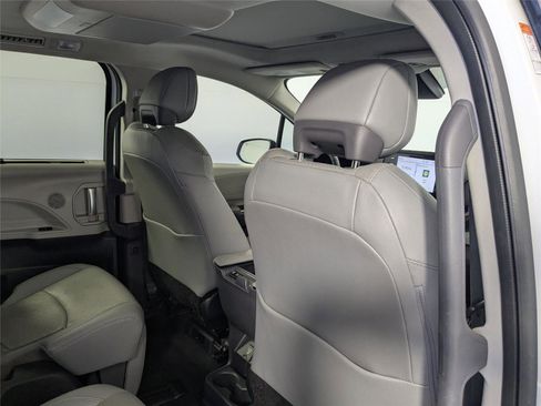 Used 2024 Toyota Sienna Limited image 42