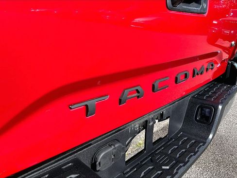 Certified 2020 Toyota Tacoma SR5 AWD/4WD image 10