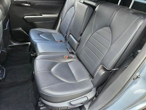 Used 2020 Toyota Highlander XLE FWD image 18