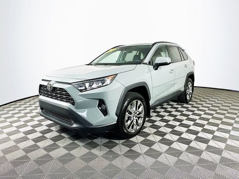 Used 2020 Toyota RAV4 XLE Premium image 5