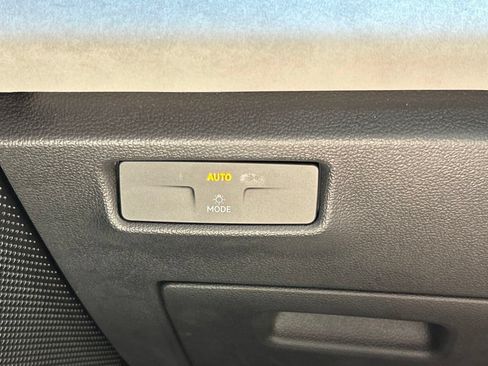 Certified 2025 Volkswagen Tiguan SE FWD image 31