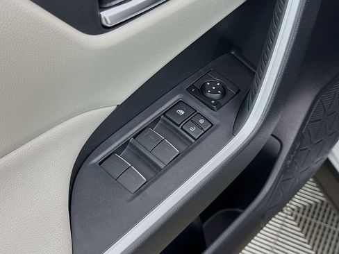 Used 2023 Toyota RAV4 XLE Premium image 18