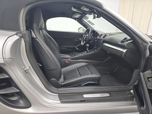 Used 2023 Porsche 718 Boxster RWD image 11