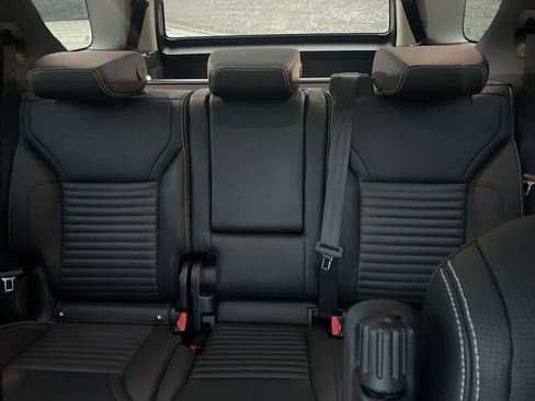 Used 2024 Land Rover Discovery S image 12