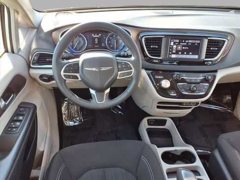 Used 2024 Chrysler Voyager LX image 4