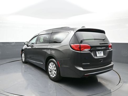 Used 2017 Chrysler Pacifica Touring-L image 8