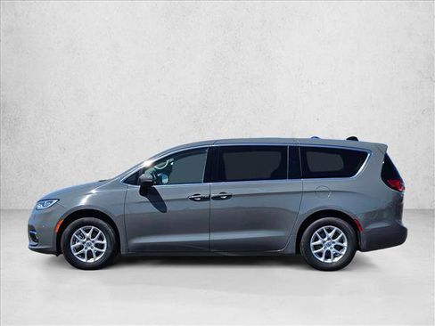 Used 2023 Chrysler Pacifica Touring-L FWD image 8