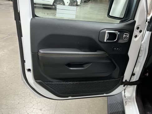 Certified 2025 Jeep Gladiator Sport AWD/4WD image 17