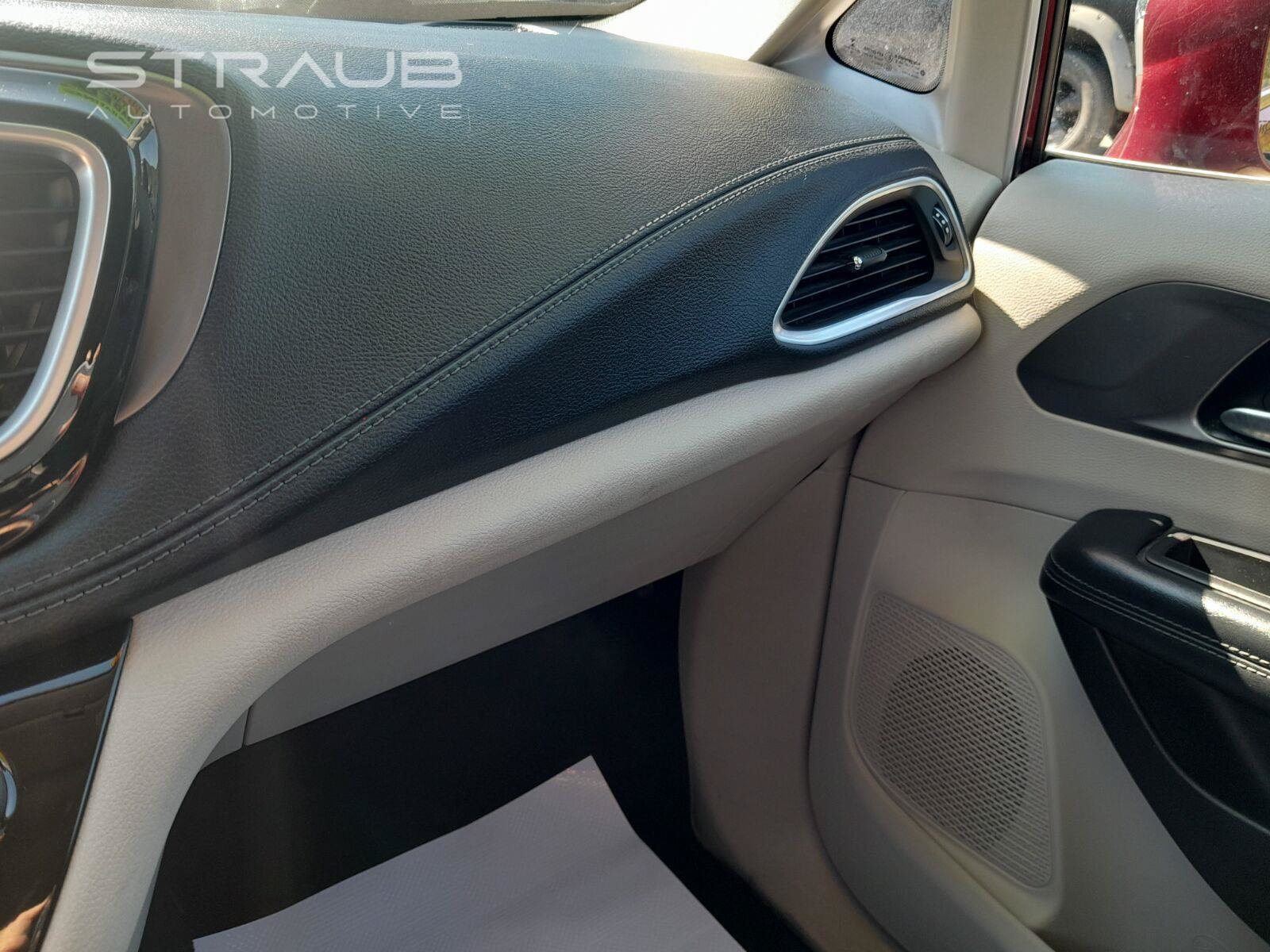 Used 2019 Chrysler Pacifica Limited FWD image 35