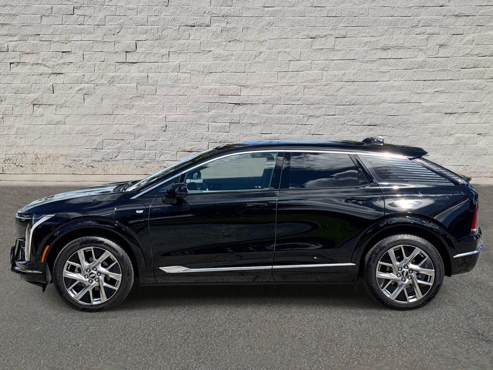 Used 2025 Cadillac Optiq Luxury 2 w/ LPO, Floor Liner Package AWD/4WD image 2