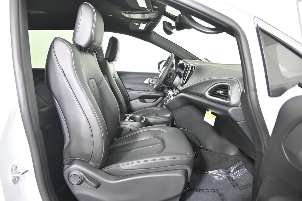 New 2027 Chrysler Pacifica Select AWD/4WD image 13