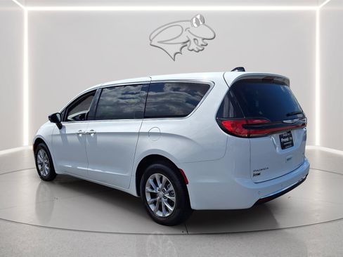 New 2026 Chrysler Pacifica Select AWD/4WD image 3