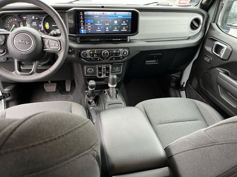 Used 2024 Jeep Wrangler Unlimited w/ Convenience Group image 17