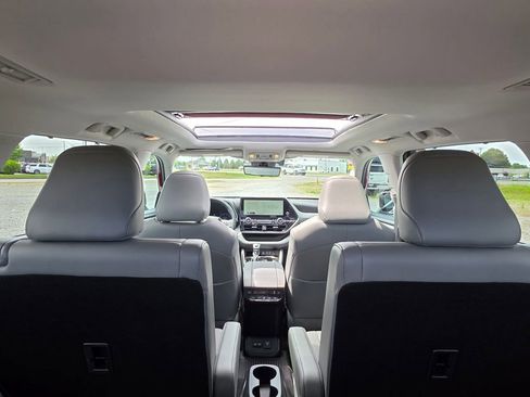 Used 2023 Toyota Highlander Platinum FWD image 36