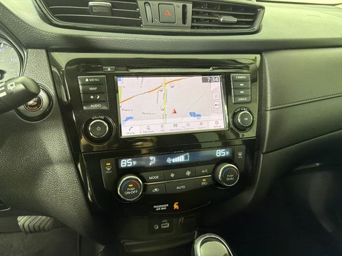 Used 2018 Nissan Rogue SV w/ Premium Package FWD image 12