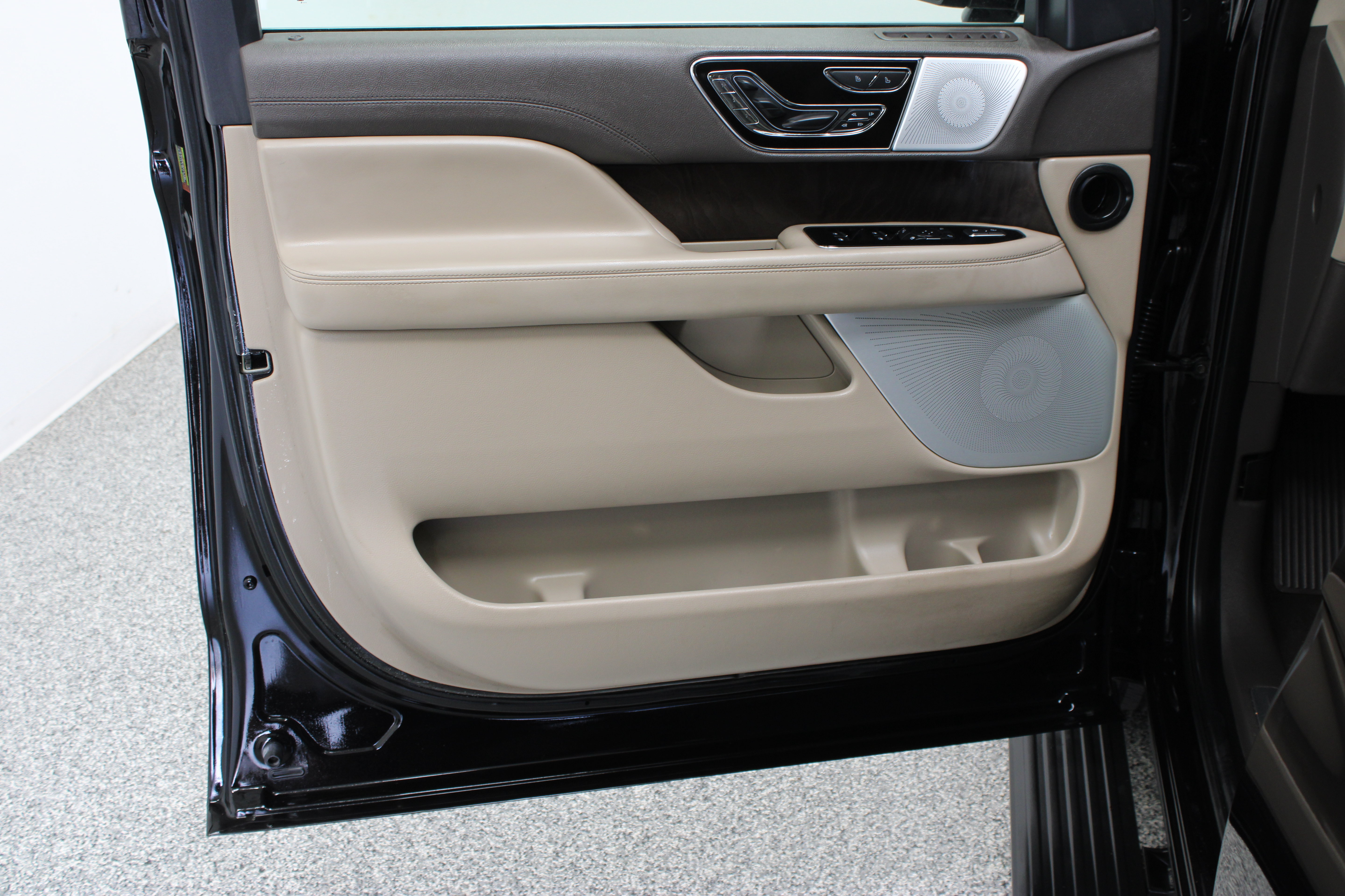 Used 2024 Lincoln Navigator Reserve AWD/4WD image 12