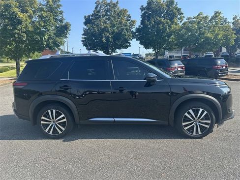 Used 2024 Nissan Pathfinder Platinum w/ Black Appearance Package image 6