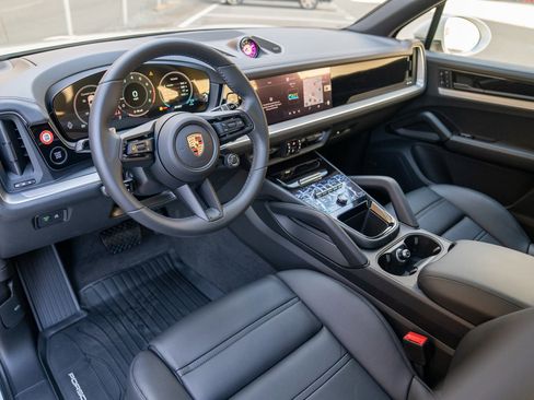 Certified 2026 Porsche Cayenne AWD/4WD image 4