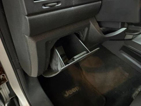 Used 2011 Jeep Liberty Sport AWD/4WD image 29