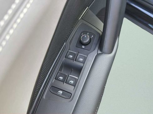 Used 2025 Volkswagen Tiguan SE R-Line image 11