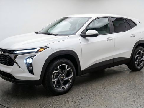 Used 2025 Chevrolet Trax LT FWD image 3