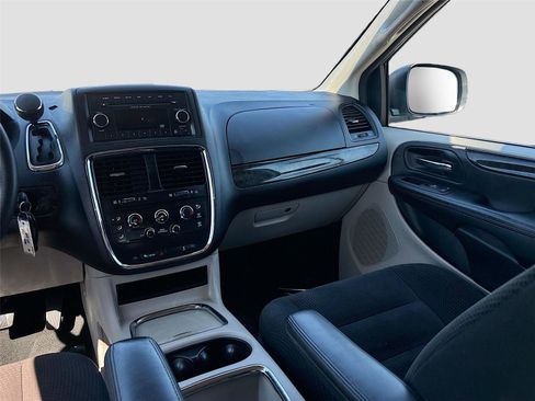 Used 2016 Dodge Grand Caravan SXT image 21