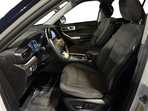 Used 2020 Ford Explorer XLT w/ Comfort Package image 9