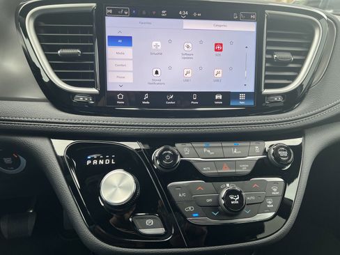 New 2026 Chrysler Pacifica Select FWD image 22