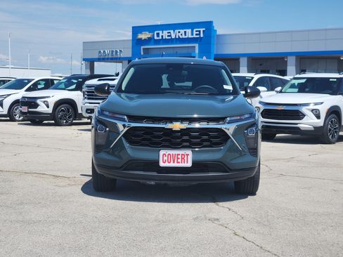 Used 2025 Chevrolet Trax LS FWD image 2