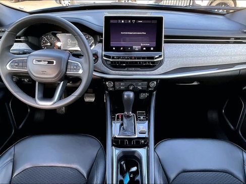 Used 2024 Jeep Compass Latitude image 28