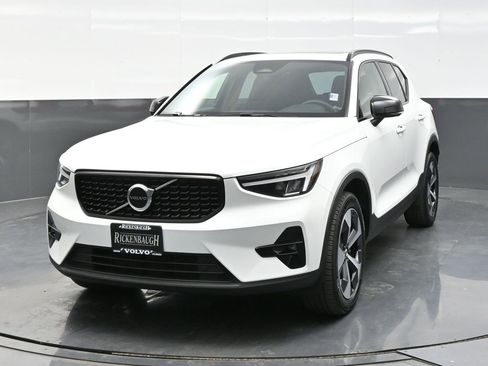 Used 2023 Volvo XC40 B5 Plus w/ Climate Package image 2
