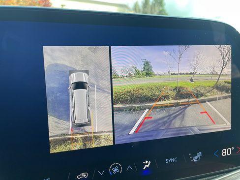 Used 2025 Chevrolet Suburban Z71 image 30