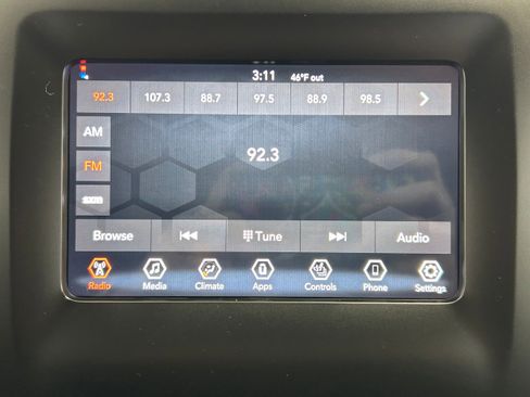 Used 2019 Jeep Cherokee Latitude Plus w/ Cold Weather Group AWD/4WD image 5
