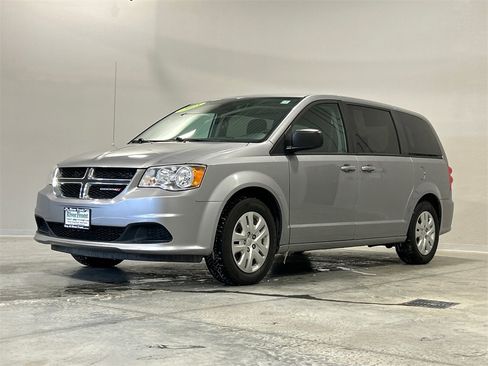 Certified 2018 Dodge Grand Caravan SE w/ UConnect Hands-Free Group image 2