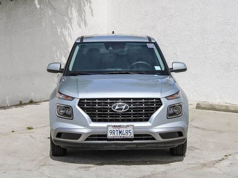 Used 2022 Hyundai Venue SE FWD image 2