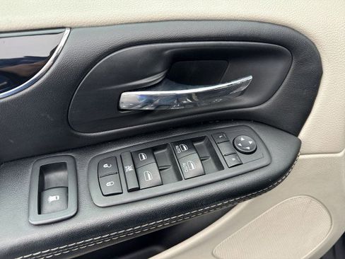 Used 2018 Dodge Grand Caravan SXT image 15