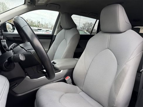 Used 2021 Toyota Highlander LE image 12