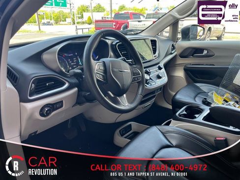 Used 2023 Chrysler Pacifica Touring-L FWD image 15