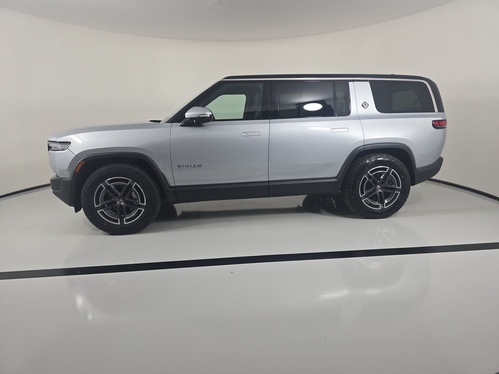 Used 2025 Rivian R1S Adventure Dual AWD/4WD image 2