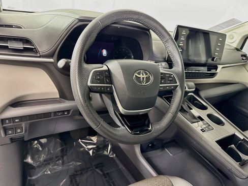 Used 2023 Toyota Sienna Limited FWD image 4