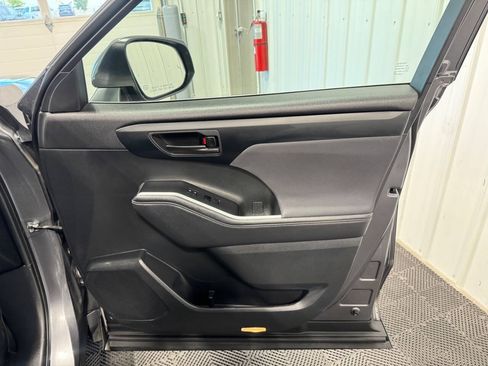 Used 2023 Toyota Highlander LE FWD image 17