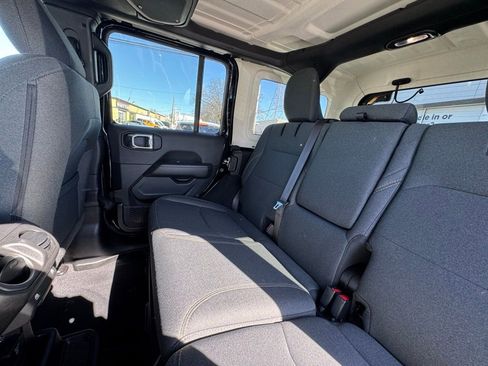 Used 2025 Jeep Wrangler Unlimited Sahara image 16