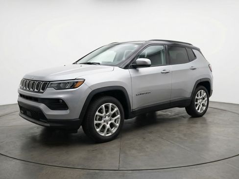 Used 2025 Jeep Compass Limited image 3