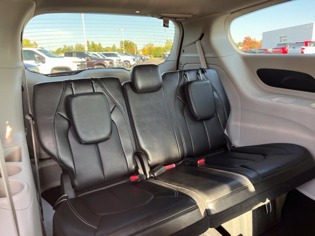 Used 2024 Chrysler Pacifica Limited FWD image 13