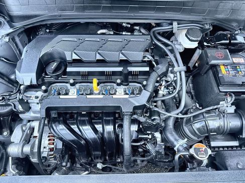 Used 2025 Hyundai Venue SE FWD image 12