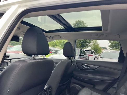 Used 2019 Nissan Rogue SV w/ Sun & Sound Touring Package AWD/4WD image 12