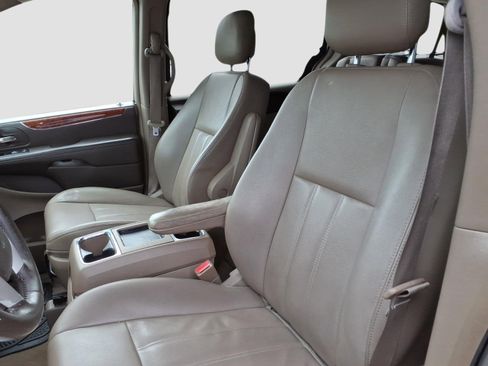 Used 2015 Chrysler Town & Country Touring FWD image 11